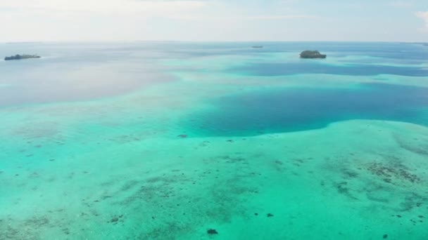 Luchtfoto: vliegen over exotisch tropisch eiland afgelegen bestemming weg van dit alles, koraalrif caribbean zee turquoise water wit zandstrand. Indonesië Sumatra Banyak eilanden. — Stockvideo