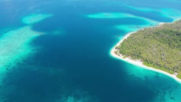 Aéreo: sobrevoando exótico ilha tropical isolada destino longe de tudo isso, recife de coral mar caribenho turquesa água praia de areia branca. Indonésia Ilhas Sumatra Banyak. — Vídeo de Stock