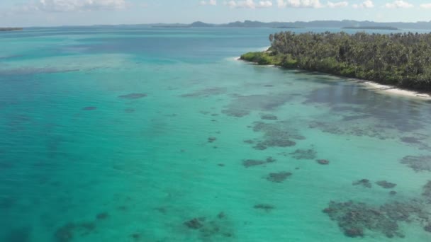 Aérea: volando sobre la exótica playa de arena blanca isla tropical aislado destino lejos de todo, coral arrecife caribe mar turquesa agua. Indonesia Sumatra Islas Banyak. Bitácora D nativa cinelike . — Vídeos de Stock