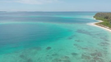 Hava: egzotik beyaz kum plajı üzerinde uçmak tropikal ada, her şeyden uzakta, mercan resifi Karayip deniz turkuaz suyu. Endonezya Sumatra Banyak adaları. Yerel görüntü benzeri D-log.