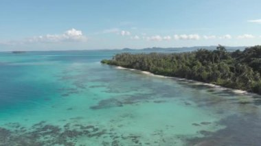 Hava: egzotik beyaz kum plajı üzerinde uçmak tropikal ada, her şeyden uzakta, mercan resifi Karayip deniz turkuaz suyu. Endonezya Sumatra Banyak adaları. Yerel görüntü benzeri D-log.