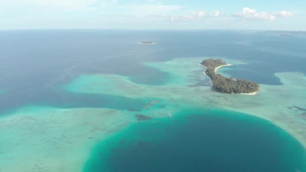 Hava: egzotik tropikal adanın üzerinde uçuyor, her şeyden uzakta, mercan resifi Karayip deniz turkuaz su beyaz kum plajı. Endonezya Sumatra Banyak adaları. Yerel görüntü benzeri D-log. — Stok video