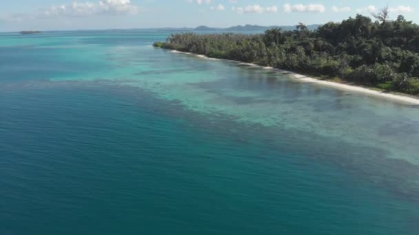 Aérienne : survolant une plage de sable blanc exotique, une île tropicale isolée loin de tout, un récif corallien, une mer turquoise des Caraïbes. Indonésie Les îles Sumatra Banyak. Cinéma natif D-log . — Video