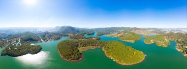 Muhteşem Tuyen Lam Gölü, Da Lat Platosu Vietnam Ormanı Tepesi Dağları kahve tarlası çilek tarlası açık mavi gökyüzü, seyahat yeri balayı