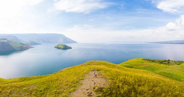 Aerea Coppia Escursioni Sul Vulcano Punto Vista Superiore Sul Lago — Foto Stock