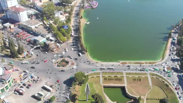 大拉特 2020年2月左右 空中慢动作 大拉特市中心的交通圈 越南高地的旅游目的地 摩托车 城市街道 环城湖 — 图库视频影像