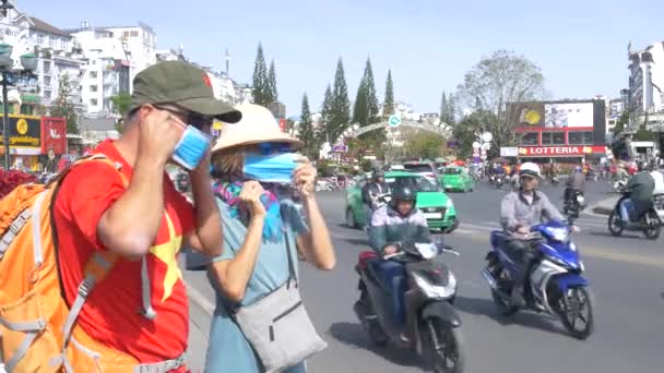 Lat Vietnam Circa Febrero 2020 Mujer Hombre Caucásicos Con Máscara — Vídeos de Stock