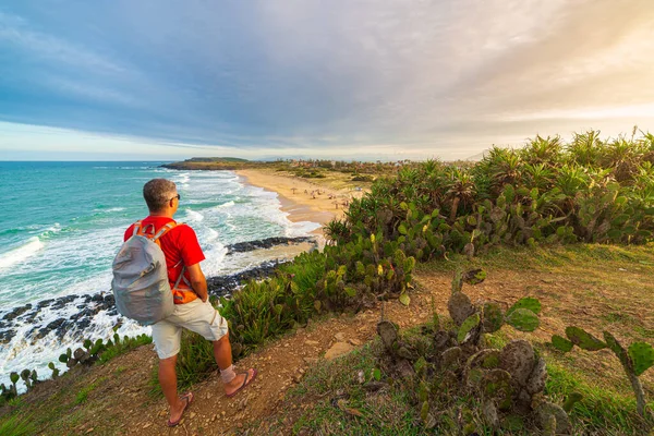 Man Med Ryggsäck Tittar Tropiska Kusten Från Klippan Ovan Vietnam — Stockfoto