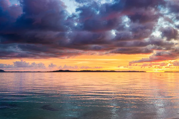 Sonnenuntergang Bunter Himmel Meer Tropischer Wüstenstrand Keine Menschen Dramatische Wolken — Stockfoto