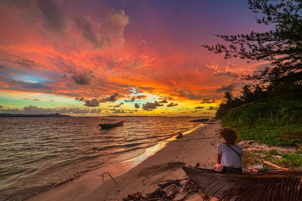 Mujer Sola Relajándose Playa Arena Cielo Romántico Atardecer Vista Trasera —  Fotos de Stock