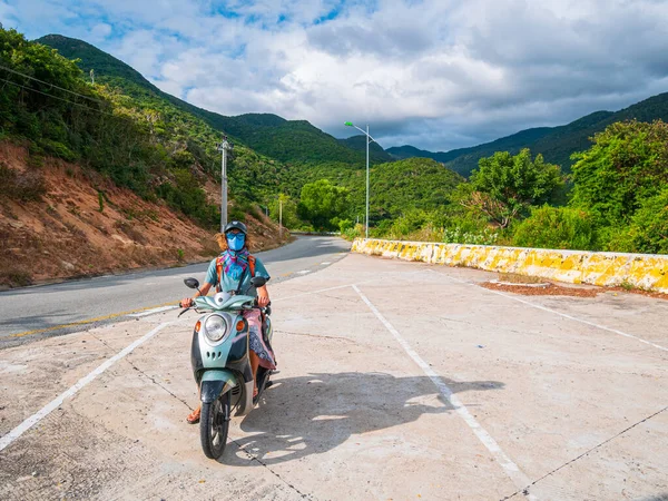 Una Persona Montando Moto Camino Sinuoso Mirando Vista Hermosa Costa — Foto de Stock