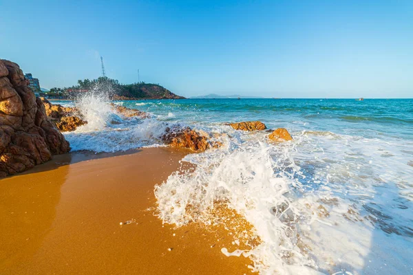 Linda Praia Tropical Turquesa Água Transparente Pedras Rochosas Únicas Cam — Fotografia de Stock