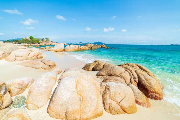 Gyönyörű Trópusi Strand Türkiz Átlátszó Víz Egyedi Szikla Sziklák Cam — Stock Fotó