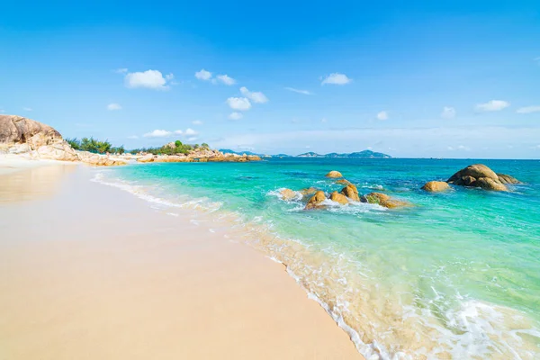 Gyönyörű Trópusi Strand Türkiz Átlátszó Víz Egyedi Szikla Sziklák Cam — Stock Fotó