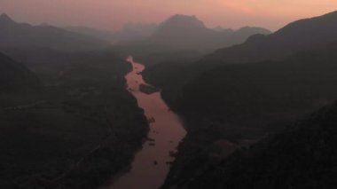 Hava aracı Nam Ou Nehri Vadisi Kanyonu üzerinde uçuyor. Nong Khiaw Muang Ngoi Laos, günbatımı dramatik gökyüzü, manzaralı dağ manzarası, Güneydoğu Asya 'daki ünlü seyahat bölgesi.