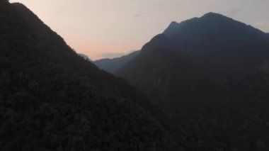 Hava aracı Nam Ou Nehri Vadisi Kanyonu üzerinde uçuyor. Nong Khiaw Muang Ngoi Laos, günbatımı dramatik gökyüzü, manzaralı dağ manzarası, Güneydoğu Asya 'daki ünlü seyahat bölgesi.