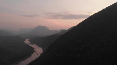 Hava aracı Nam Ou Nehri Vadisi Kanyonu üzerinde uçuyor. Nong Khiaw Muang Ngoi Laos, günbatımı dramatik gökyüzü, manzaralı dağ manzarası, Güneydoğu Asya 'daki ünlü seyahat bölgesi.