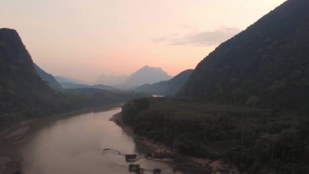 南王川渓谷渓谷の上を飛行ドローンノンKhiaw Muang Ngoiラオス 日没劇的な空 風光明媚な山の風景 東南アジアの有名な旅行先 — ストック動画
