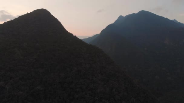 Flygfoto Drönare Flyger Över Nam River Valley Canyon Nong Khiaw — Stockvideo