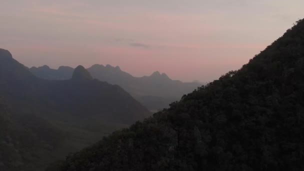 无人驾驶飞机飞越南乌河谷峡谷Nong Khiaw Muang Ngoi Lao 日落壮观的天空 风景秀丽的山水 东南亚著名的旅游胜地 — 图库视频影像