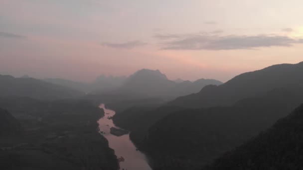 Aérien Drone Survolant Canyon Vallée Rivière Nam Nong Khiaw Muang — Video