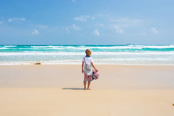 Mujer Sola Playa Del Desierto Quy Hoa Quy Nhon Vietnam —  Fotos de Stock