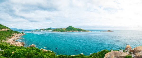 Vista Ampla Baía Tropical Cênica Exuberante Floresta Verde Mar Azul — Fotografia de Stock