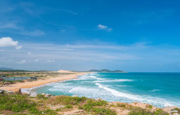 Vista Expansiva Baía Tropical Cênica Bai Mon Lindo Praia Dourada — Fotografia de Stock