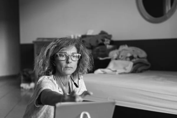 Mature Woman Eyeglasses Working Tablet Covid Quarantine Stay Home Lockdown — Stock Photo, Image