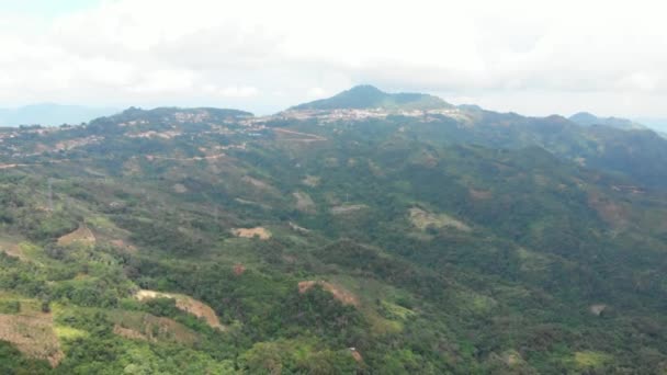 Pemandangan Udara Yang Unik Dari Perkebunan Teh Bukit Dan Desa — Stok Video