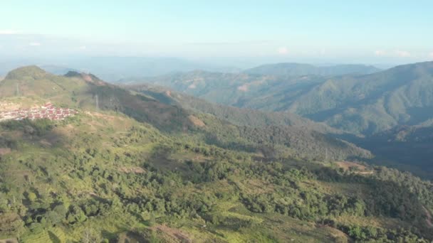Vista Aérea Única Plantación Pueblo Los Excursionistas Montaña Cresta Espectacular — Vídeos de Stock