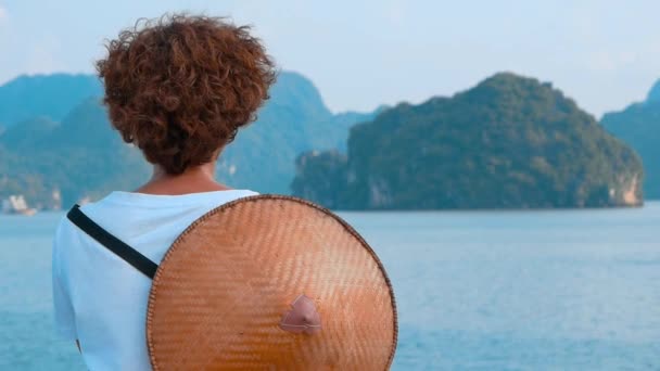 Slow Motion Mujer Con Sombrero Vietnamita Tradicional Con Una Vista — Vídeos de Stock