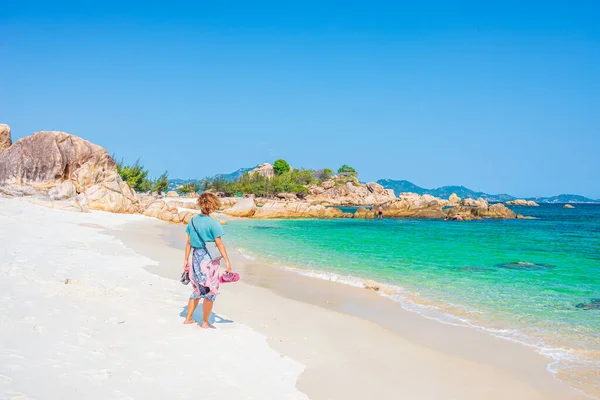 Frau Beim Blick Auf Den Tropischen Strand Vietnam Reiseziel Provinz — Stockfoto