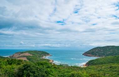 Gözlerden uzak tropikal kıyı şeridi turkuvaz şeffaf su palmiyeleri, gelişmemiş körfez Quy Nhon Nha Trang, Vietnam merkezi sahil seyahati, hiç kimse açık mavi gökyüzü, geniş görüş.