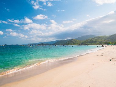 Gözlerden uzak tropikal kıyı şeridi turkuvaz şeffaf su palmiyeleri, gelişmemiş körfez Quy Nhon Nha Trang, Vietnam merkezi sahil seyahati, hiç kimse açık mavi gökyüzü, geniş görüş.