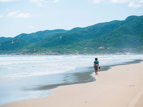 Frau Die Allein Wüstenstrand Geht Quy Hoa Quy Nhon Vietnam — Stockfoto