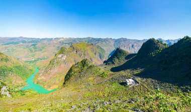 Kuzey Vietnam 'daki Ha Giang karst Geopark Dağı manzarası. Muhteşem manzaralı eşsiz mavi bir nehir. Ha Giang motosiklet döngüsü, ünlü seyahat yeri motorcuları kolay biniciler.