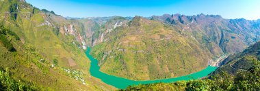 Kuzey Vietnam 'daki Ha Giang karst Geopark Dağı manzarası. Muhteşem manzaralı eşsiz mavi bir nehir. Ha Giang motosiklet döngüsü, ünlü seyahat yeri motorcuları kolay biniciler.