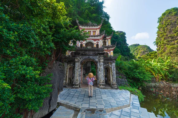 Osamělý Turista Tradičním Vietnamským Kloboukem Vstupní Brány Bich Dong Pagoda — Stock fotografie