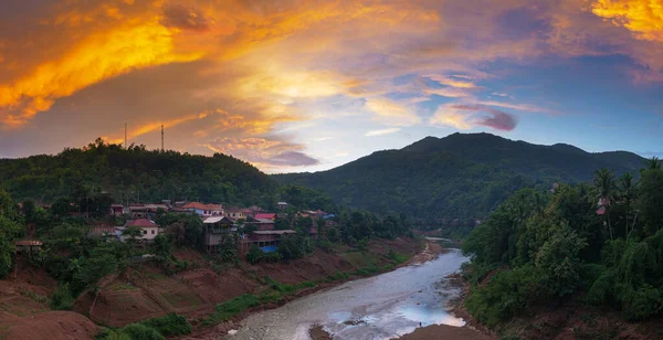 Kuzey Laos Dağlarındaki Muang Khua Köyü Günbatımı Dramatik Gökyüzü River — Stok fotoğraf
