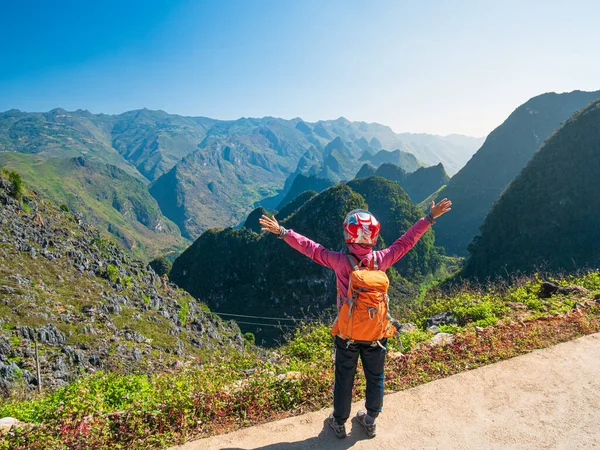 Ciclista Con Los Brazos Extendidos Mirando Vista Giang Karst Geoparque — Foto de Stock