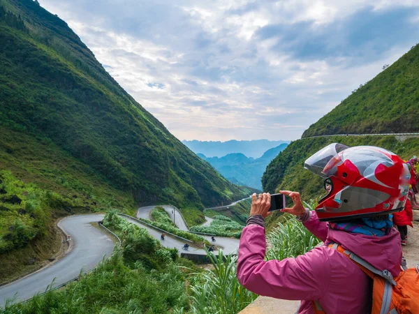 Rowerzysta Kaskiem Robi Zdjęcie Giang Krasowy Krajobraz Górski Geopark Północnym — Zdjęcie stockowe