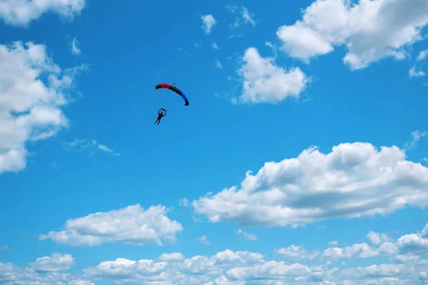 Skydiver com um dossel azul vermelho preto — Fotografia de Stock