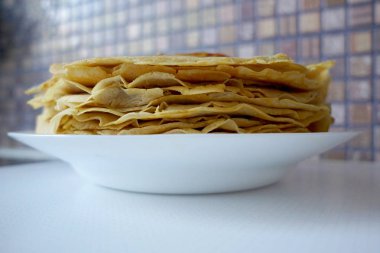 Beyaz tabakta gözleme yakın plan.