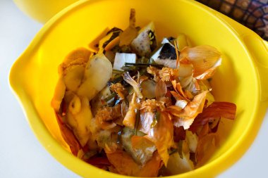 Sarı bir kasede gübre.