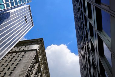 Modern ofis binaları arasında düşük açılı çekim