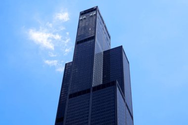 Modern ofis gökdeleni. Düşük açılı çekim