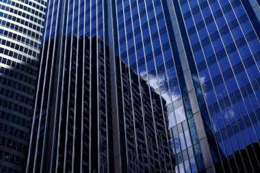 Modern bir ofis binası cephesi, yakın çekim.