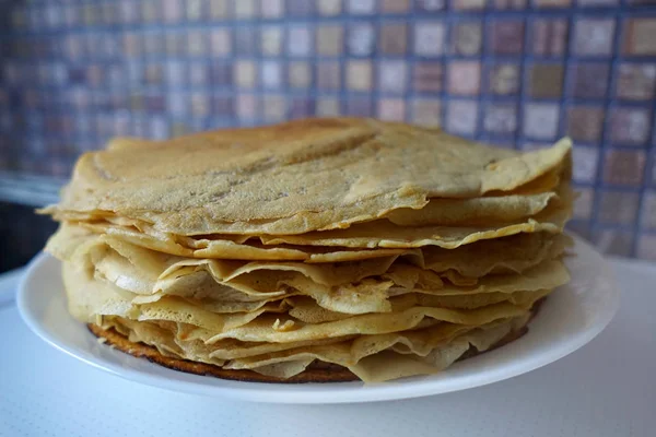 Dunne krokante pannenkoeken op een wit bord — Stockfoto