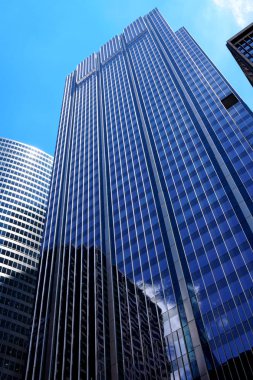 Mavi gökyüzünün arka planında modern ofis binaları